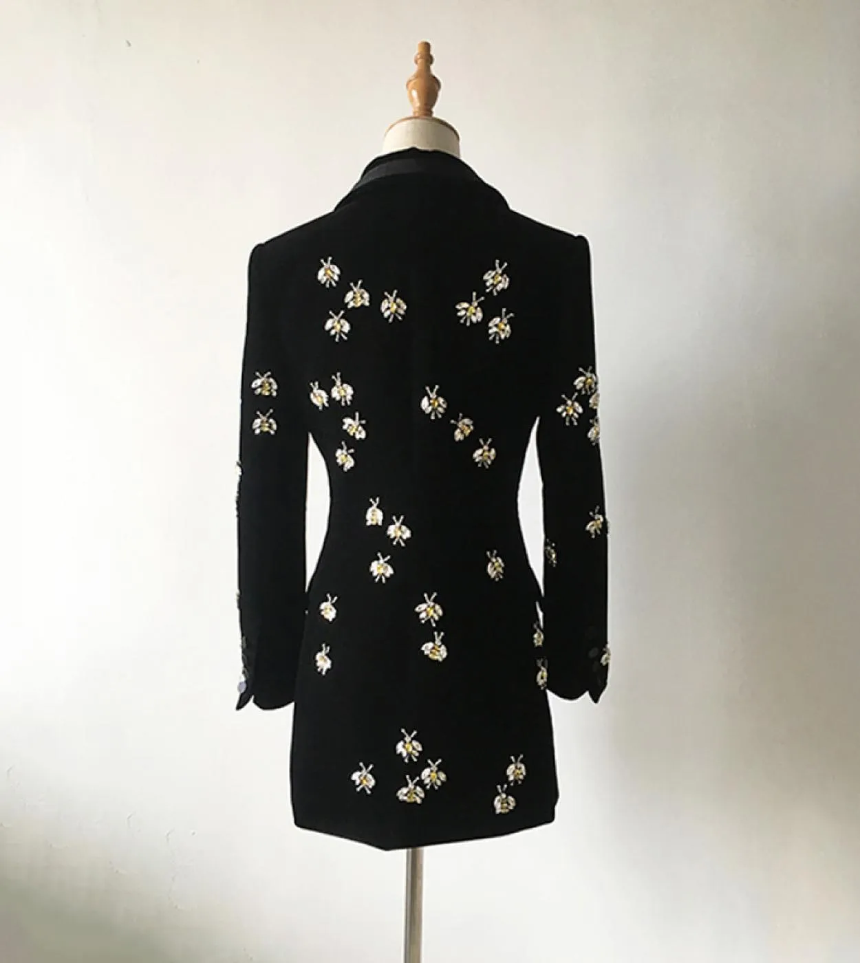 2022 Top Fashion Womens High Street Luxury Blazer in velluto nero con intaglio Animal Bee Beading Fit Blazer Coatblazers