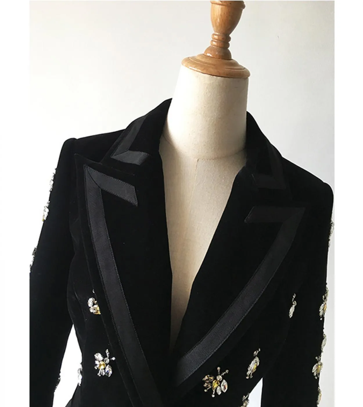 2022 Top Fashion Womens High Street Luxury Blazer in velluto nero con intaglio Animal Bee Beading Fit Blazer Coatblazers