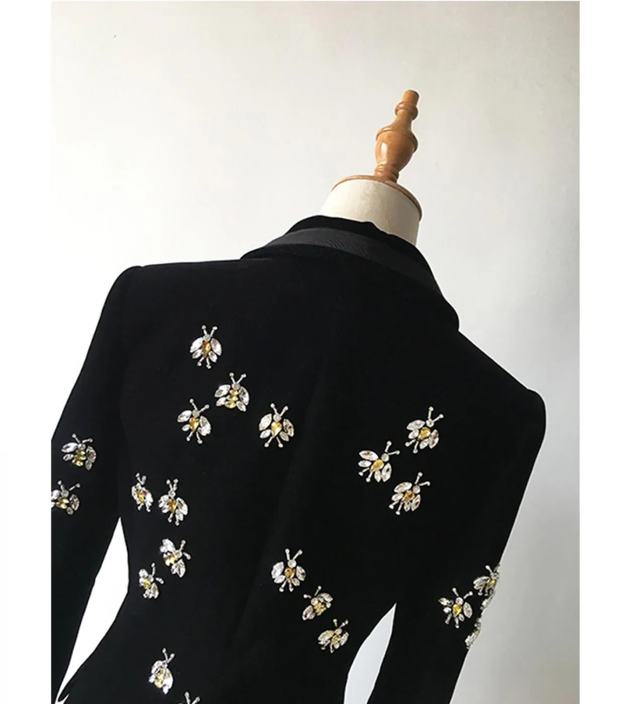 2022 Top Fashion Womens High Street Luxury Blazer in velluto nero con intaglio Animal Bee Beading Fit Blazer Coatblazers