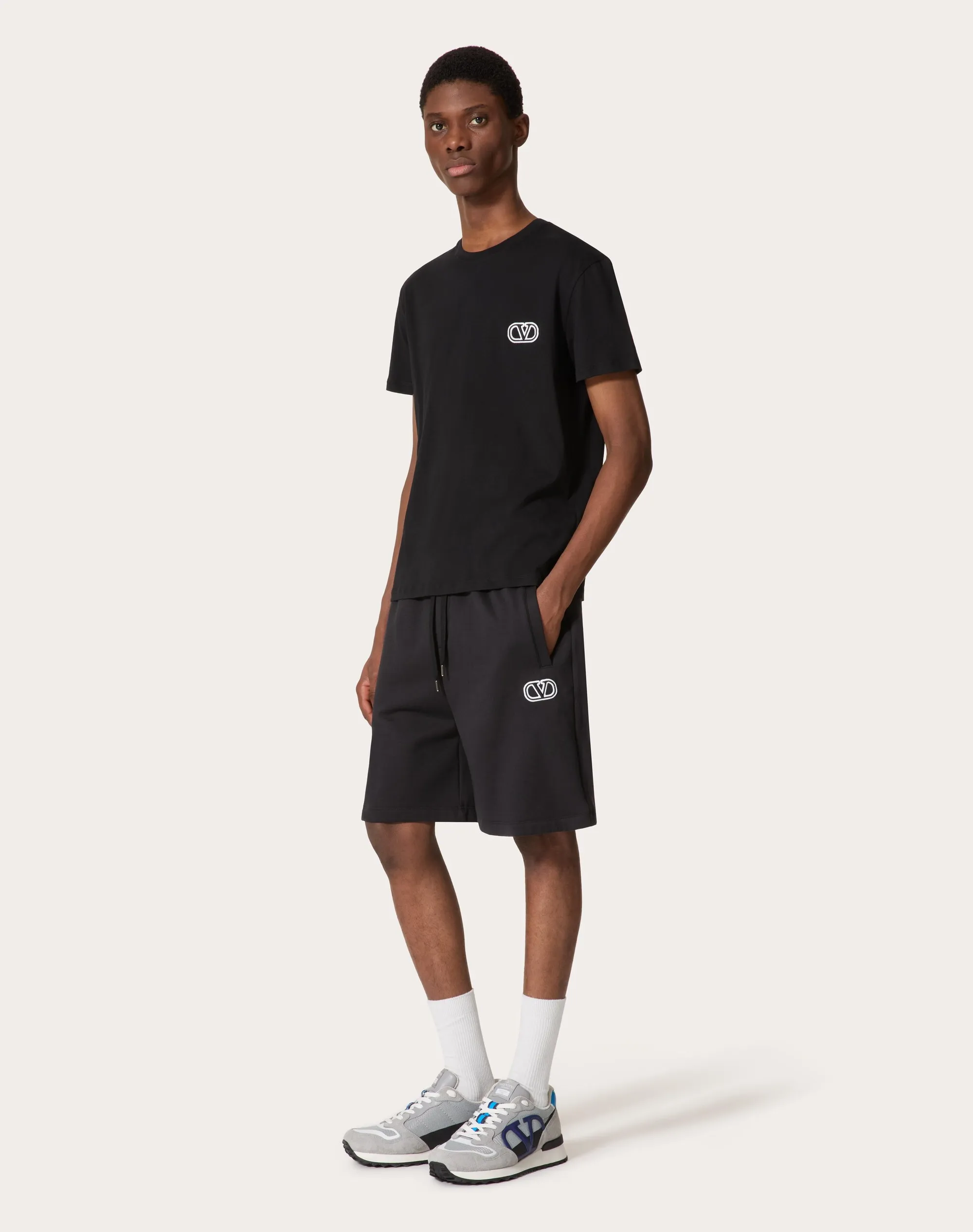 BERMUDA IN COTONE TECNICO CON PATCH VLOGO SIGNATURE