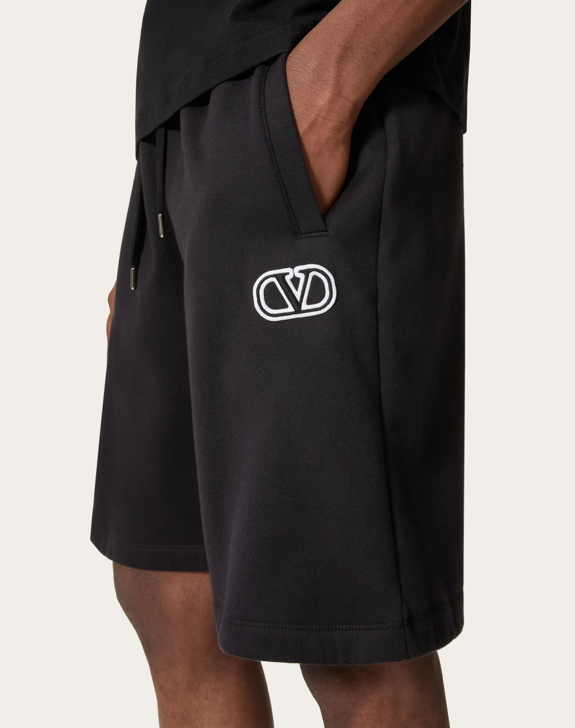 BERMUDA IN COTONE TECNICO CON PATCH VLOGO SIGNATURE