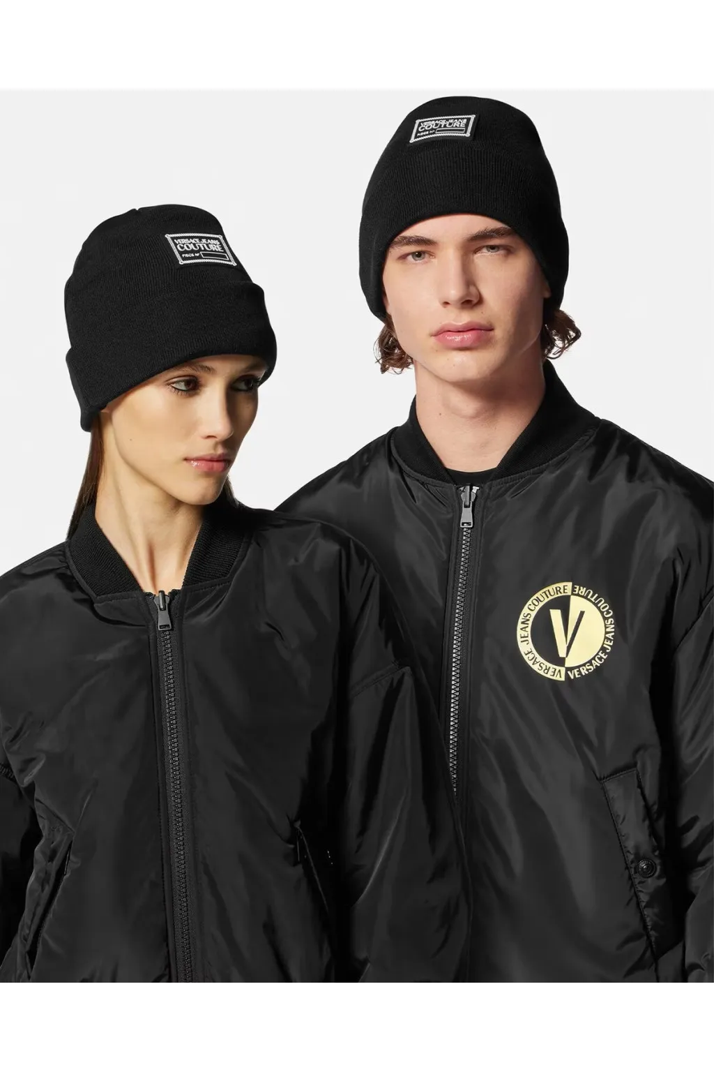 BERRETTO NERO CON LOGO VERSACE JEANS COUTURE YAZK44