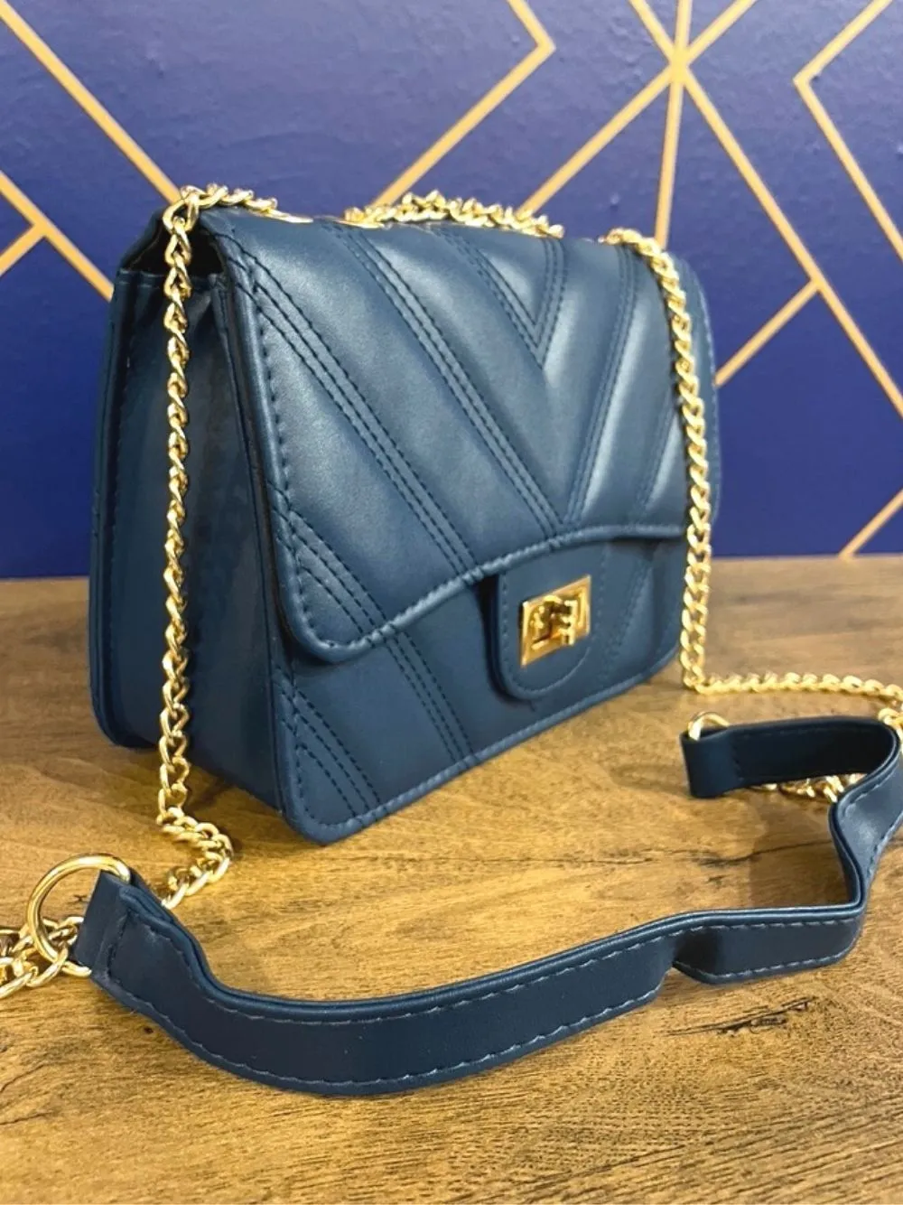 Borsa con cuciture a v e catena