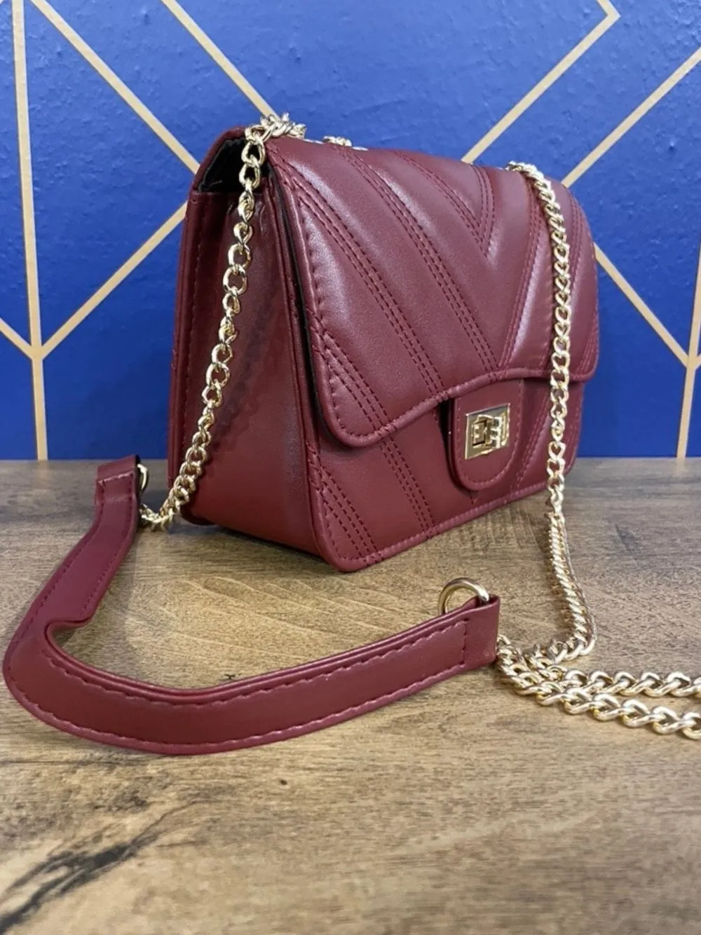 Borsa con cuciture a v e catena