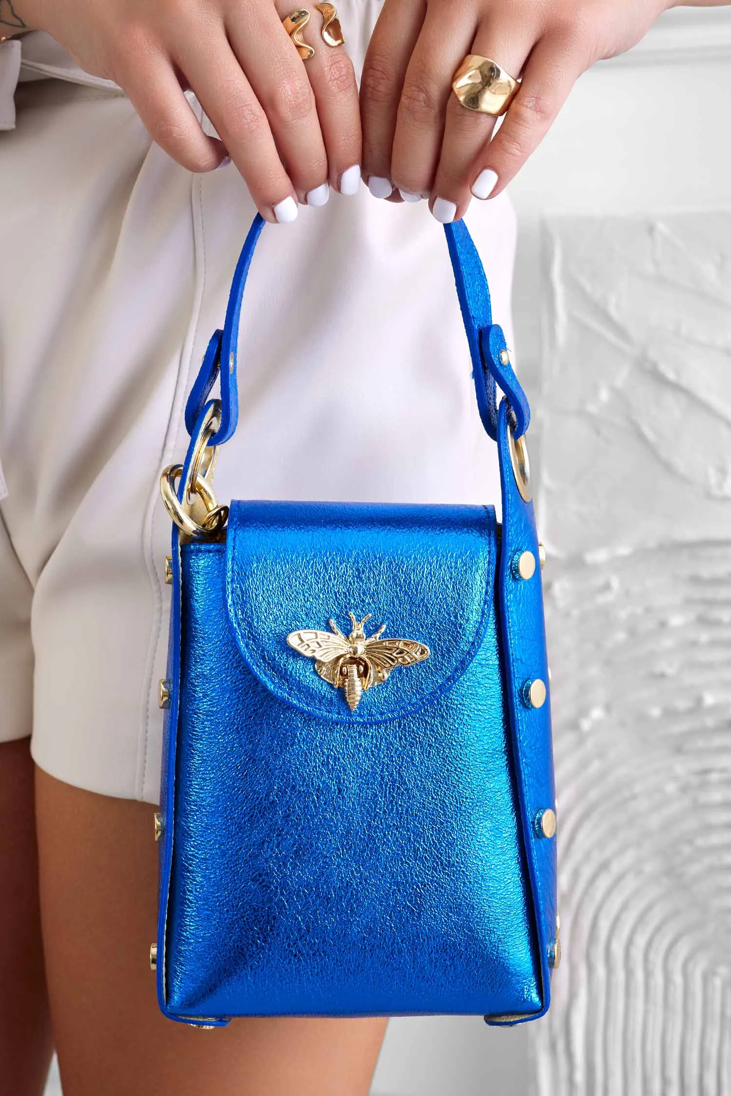 Borsetta blu metallizzata a mano con borchie e tracolla removibile