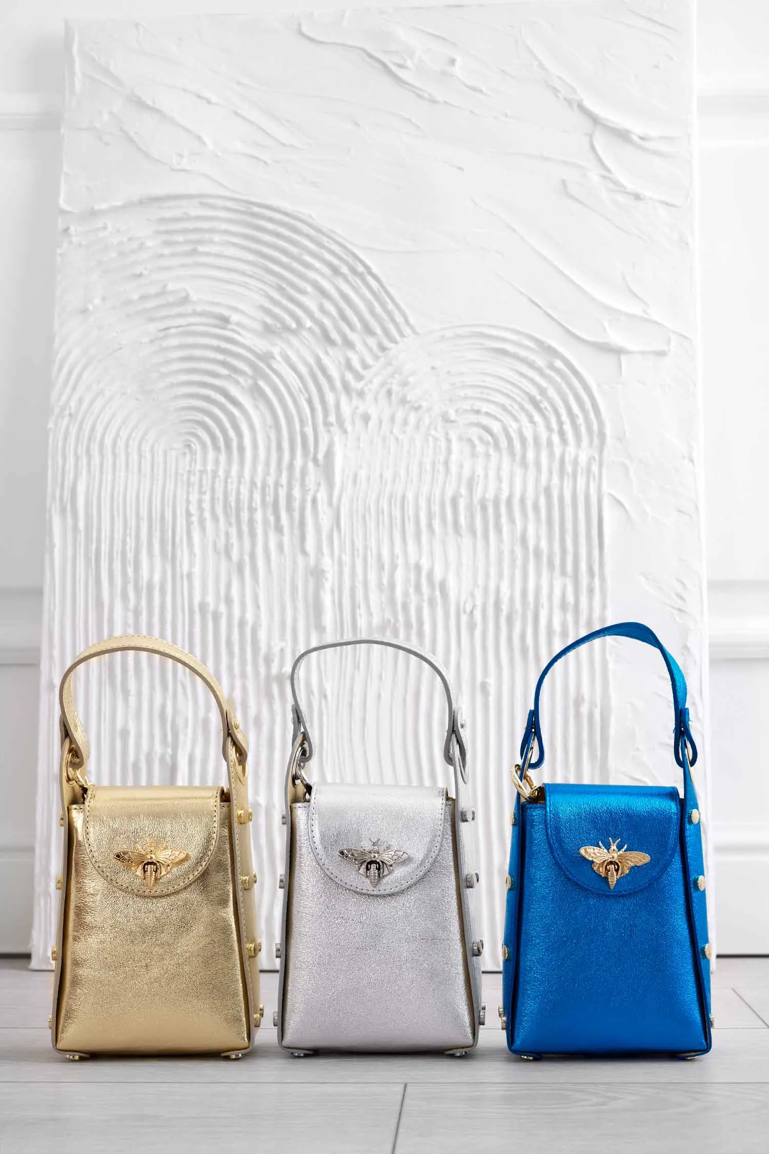 Borsetta blu metallizzata a mano con borchie e tracolla removibile