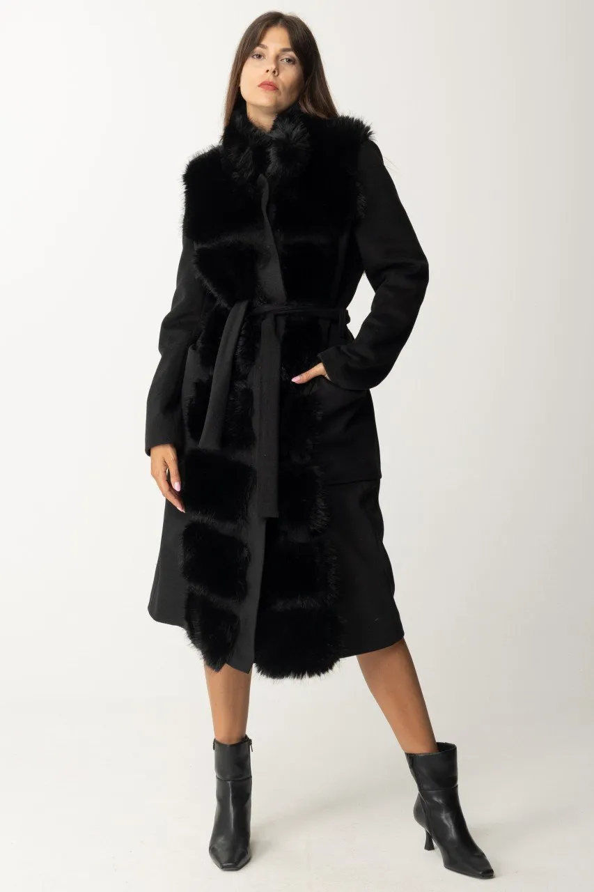 Cappotto con cintura in vita e inserti in ecopelliccia Nero