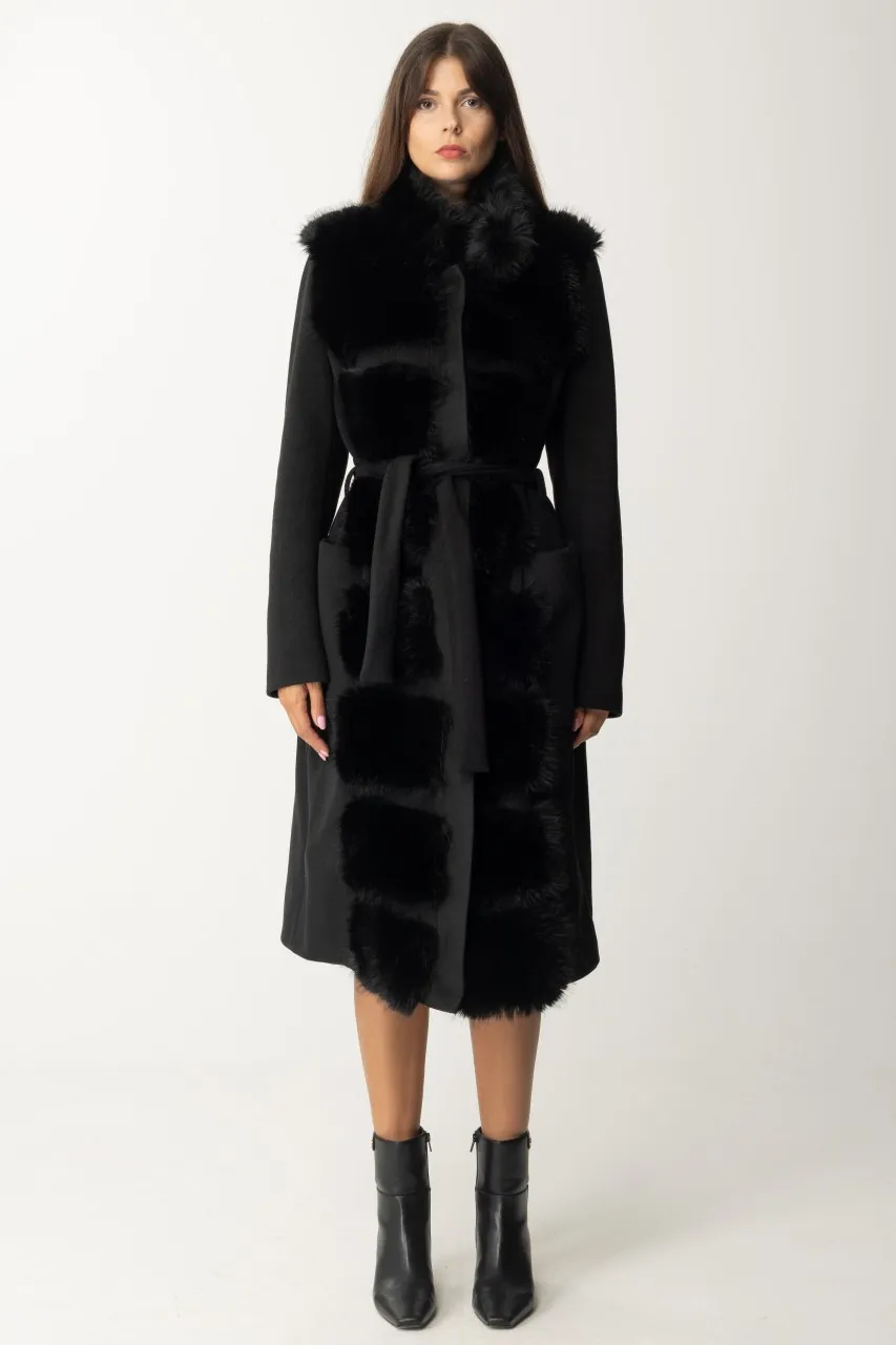 Cappotto con cintura in vita e inserti in ecopelliccia Nero