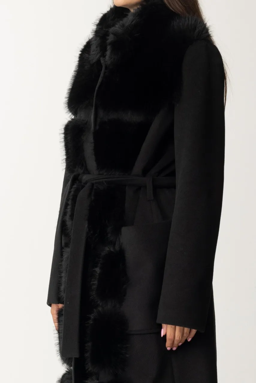 Cappotto con cintura in vita e inserti in ecopelliccia Nero