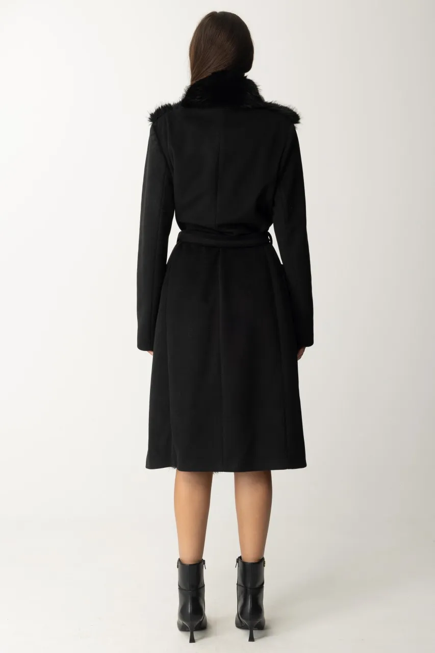Cappotto con cintura in vita e inserti in ecopelliccia Nero