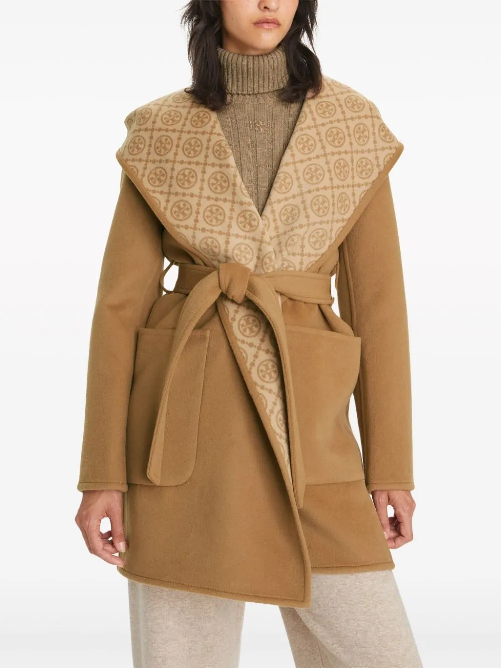Cappotto con monogramma jacquard in marrone cammello - donna