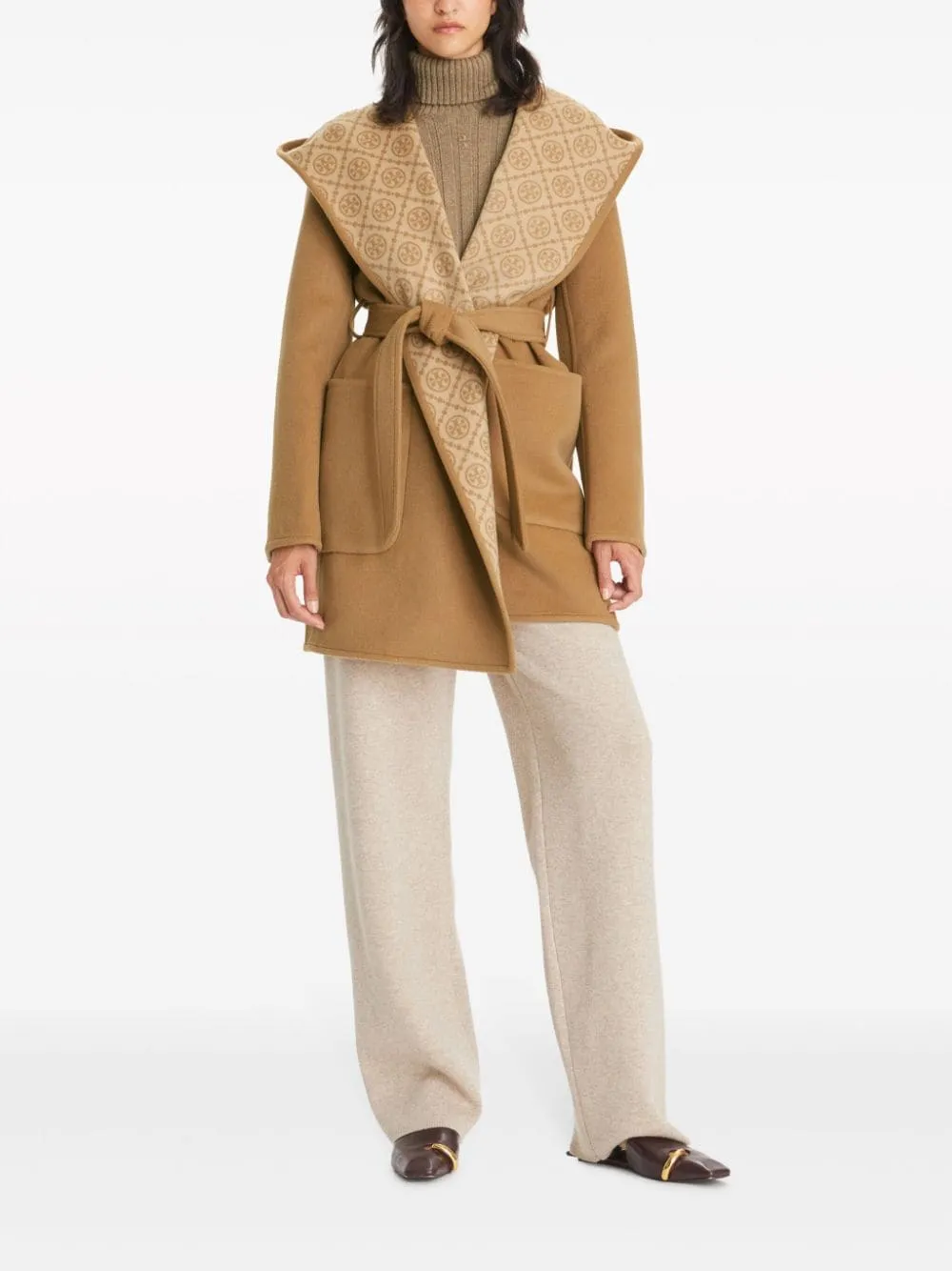 Cappotto con monogramma jacquard in marrone cammello - donna
