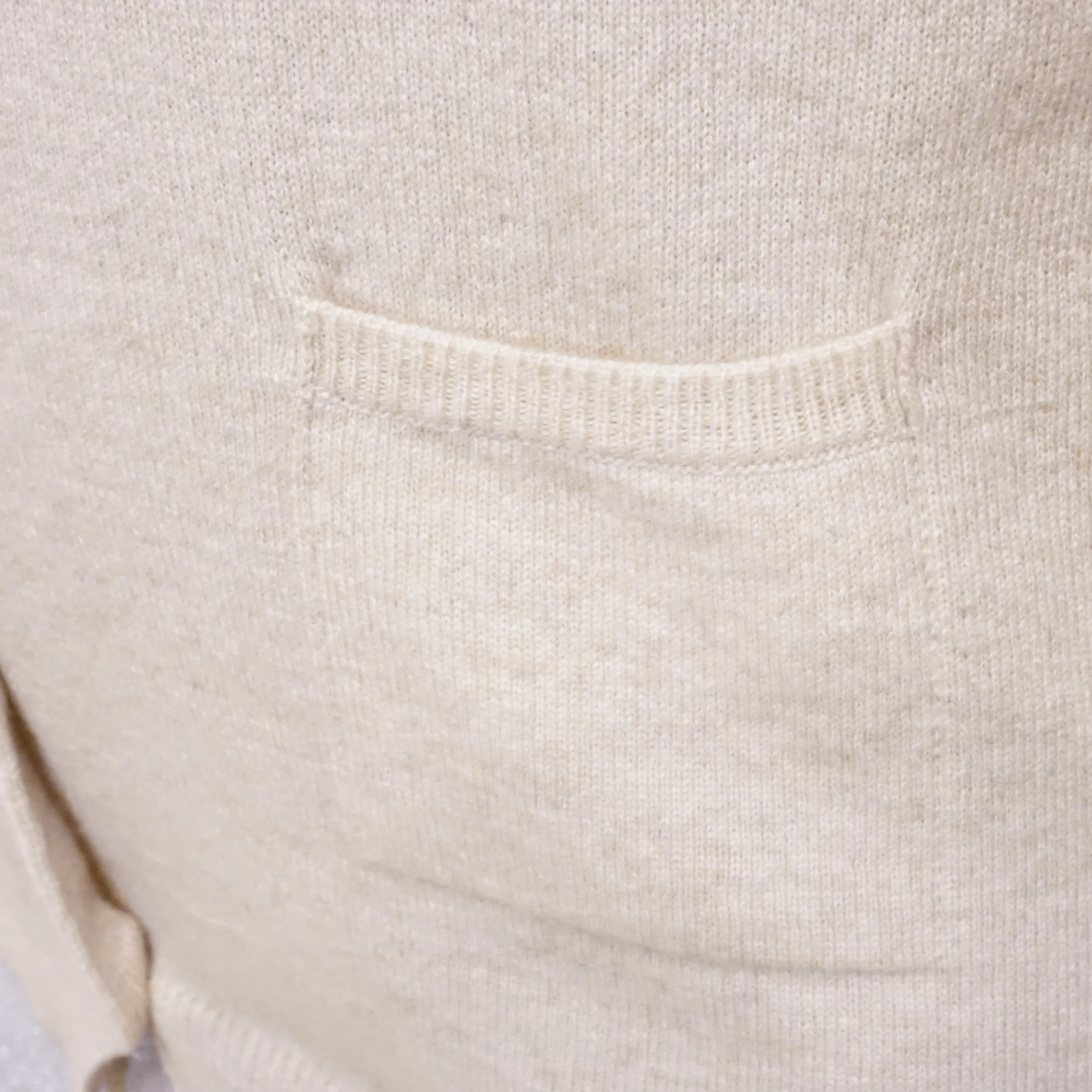 Cardigan in cashmere con tasca