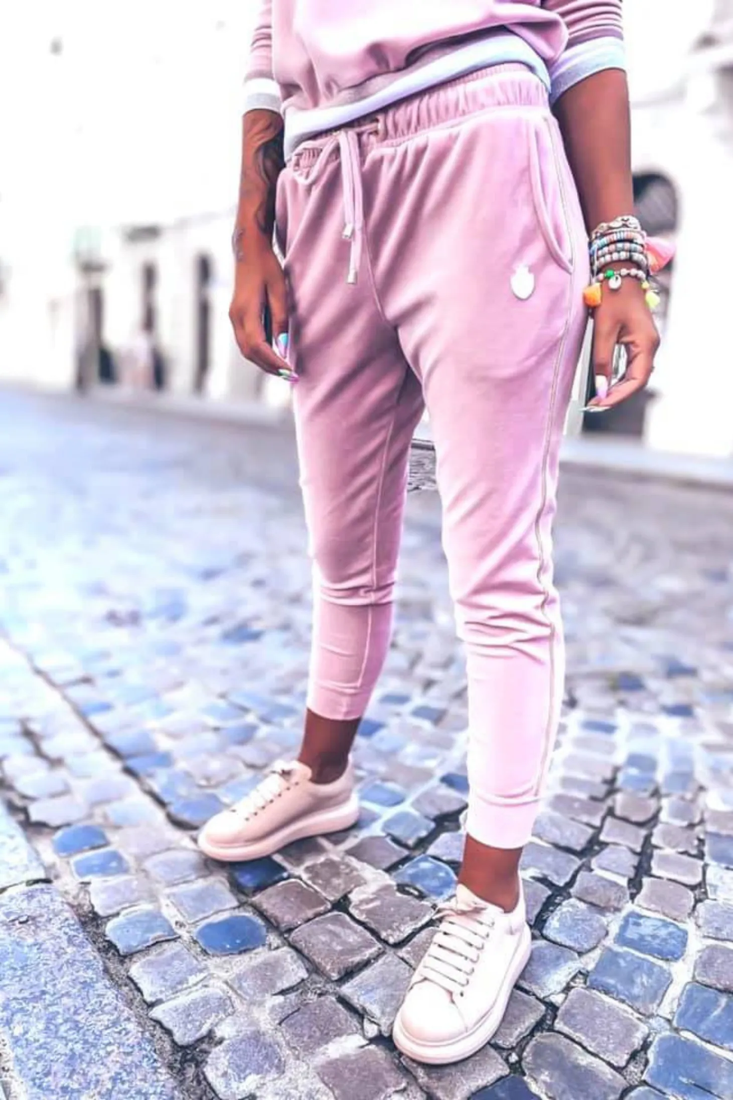 Completo casual sportivo rosa in velluto con scollo a V e rifiniture dorate