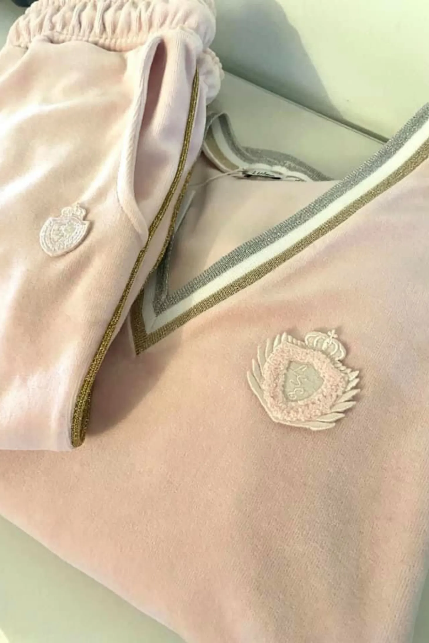 Completo casual sportivo rosa in velluto con scollo a V e rifiniture dorate