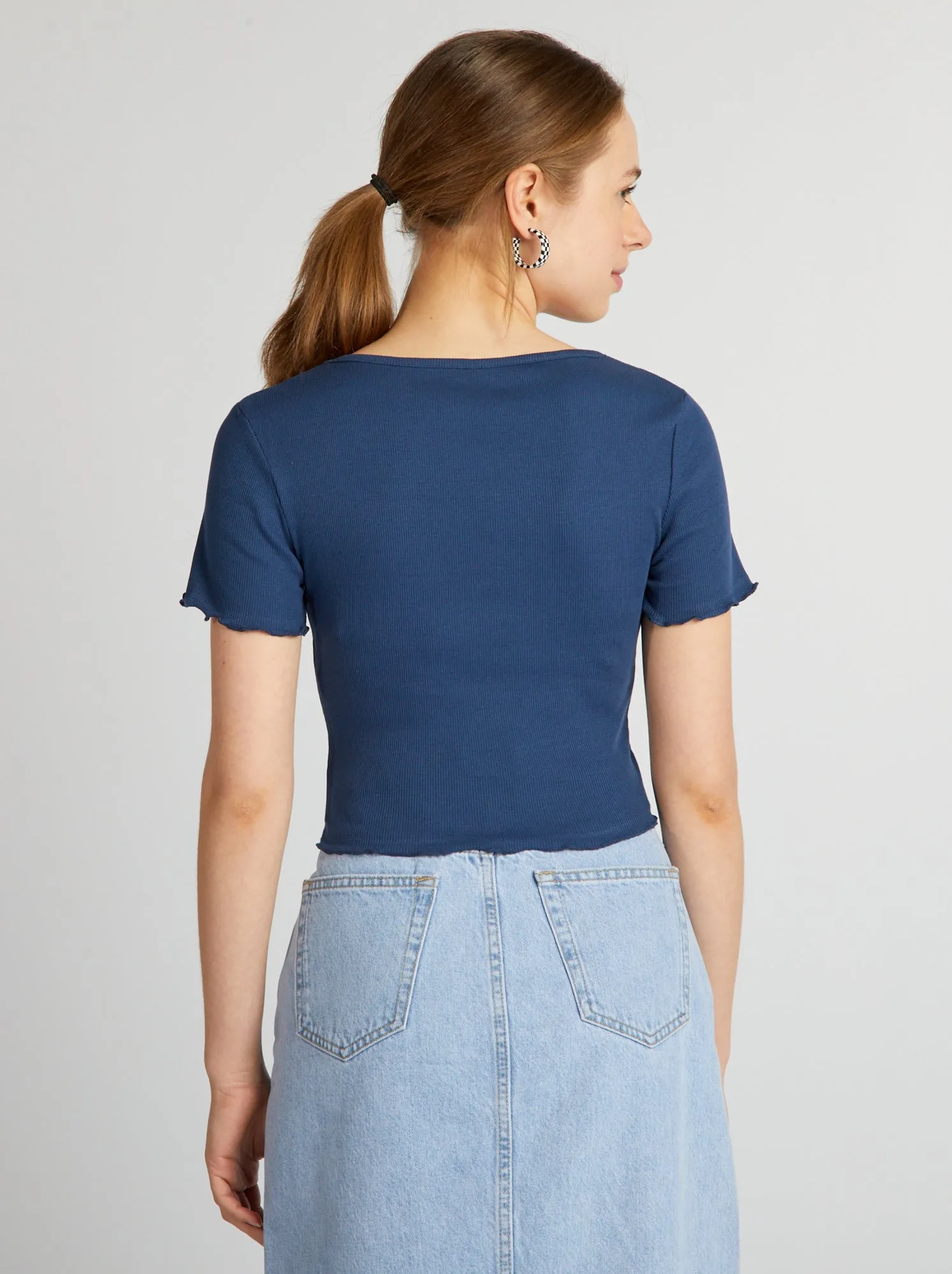 Crop-top con bordi ondulati - BLU