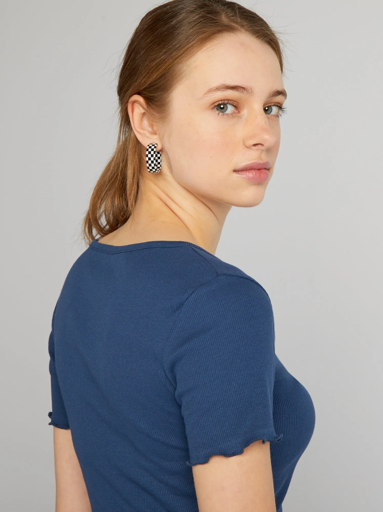 Crop-top con bordi ondulati - BLU