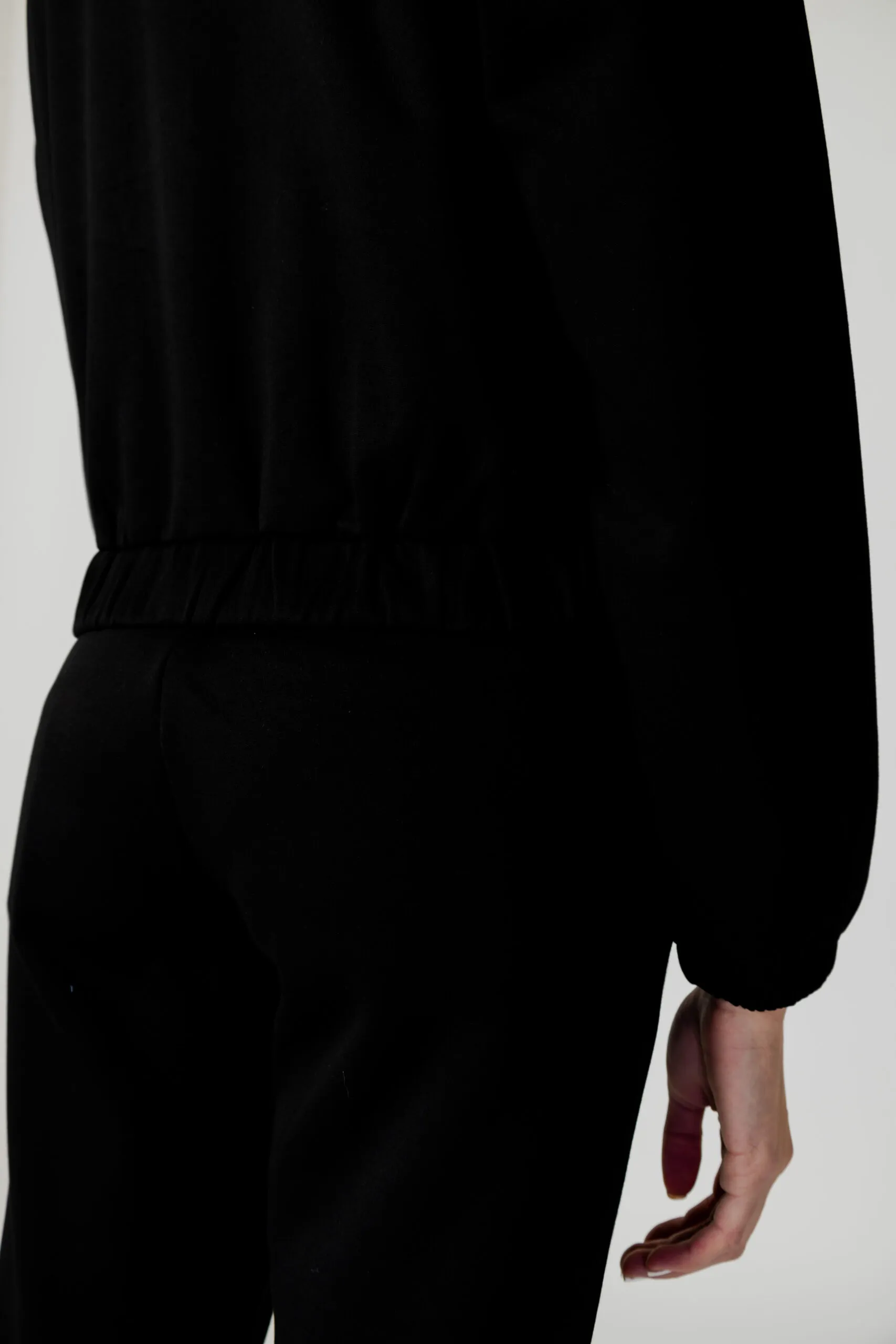 Felpa con cappuccio Guess Active ALLYCIA FULL ZIP CROP Nero