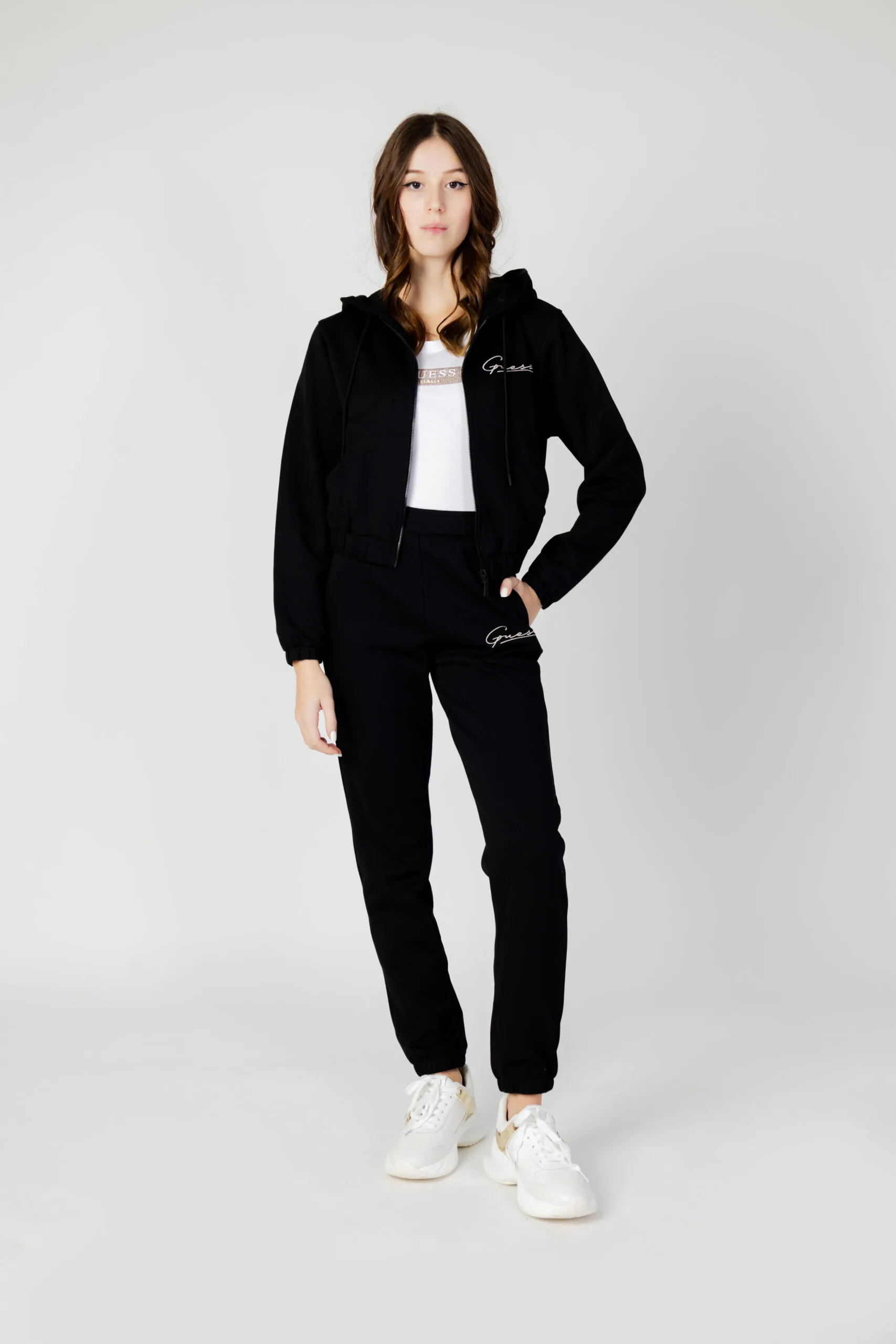Felpa con cappuccio Guess Active ALLYCIA FULL ZIP CROP Nero