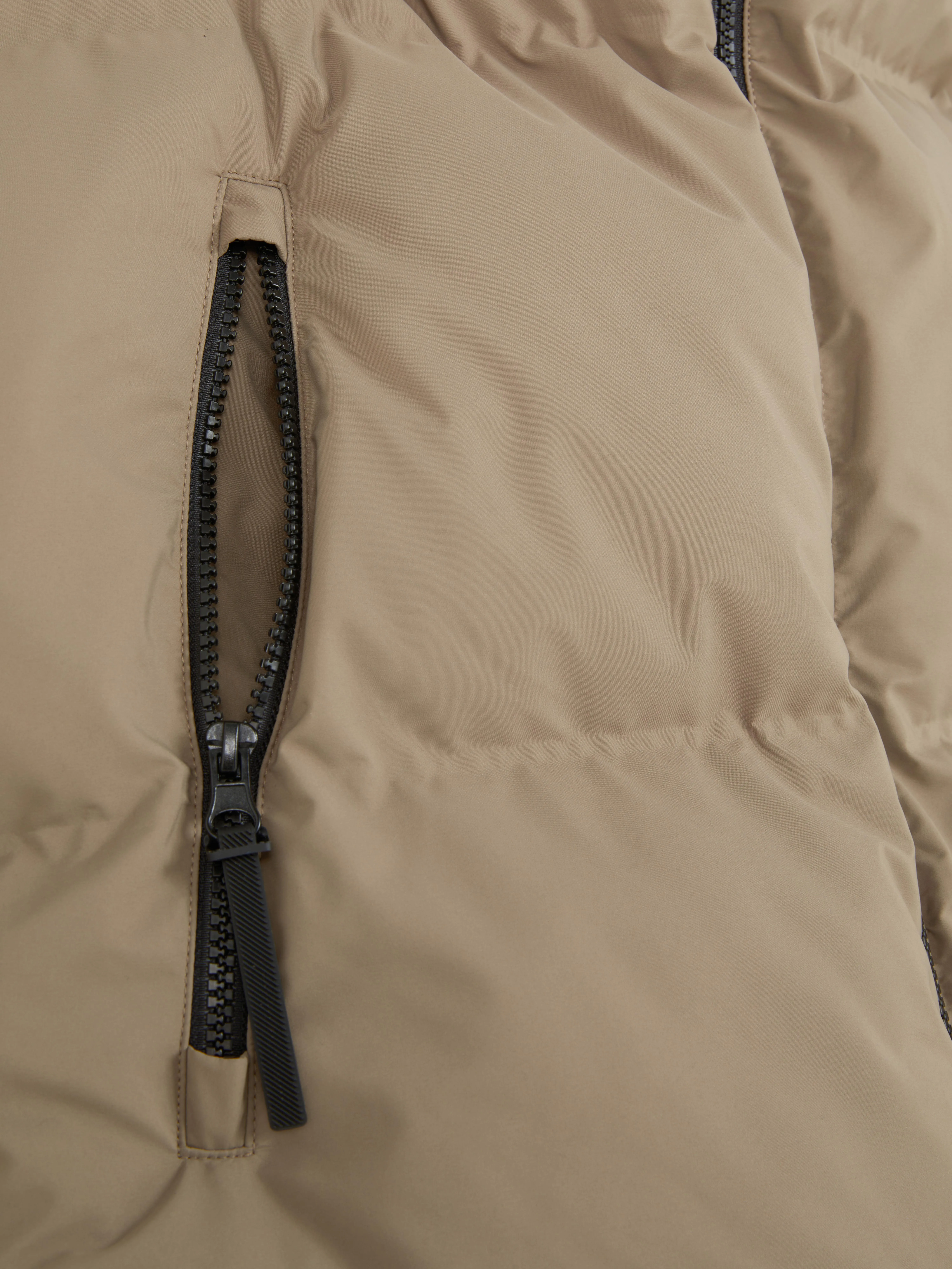Gilet imbottito con cappuccio