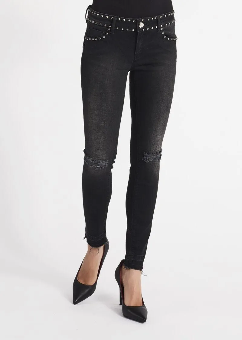 Jeans skinny con bordi a taglio vivo