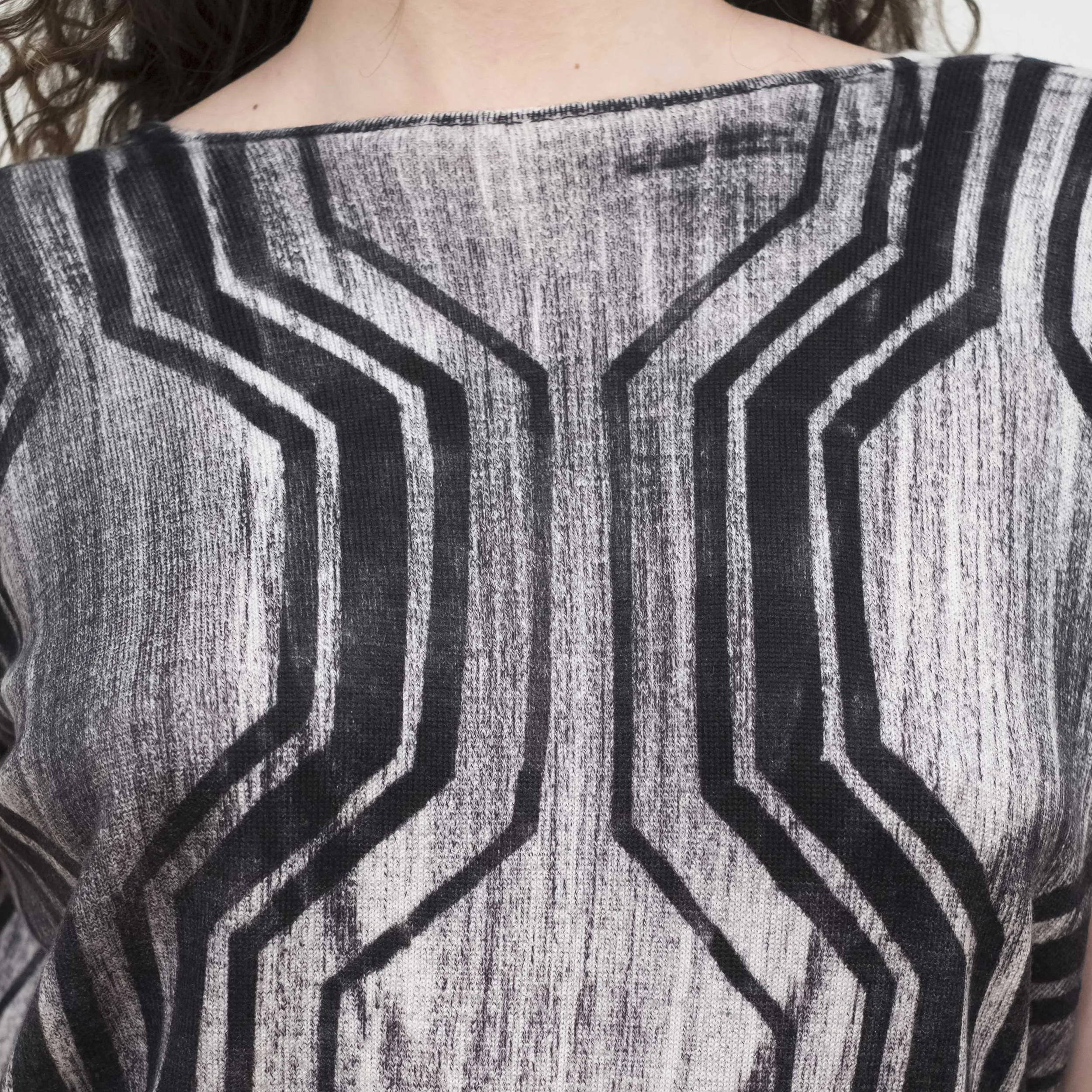 Maglia in Cashmere e Seta Scollo a V Profondo Geometric
