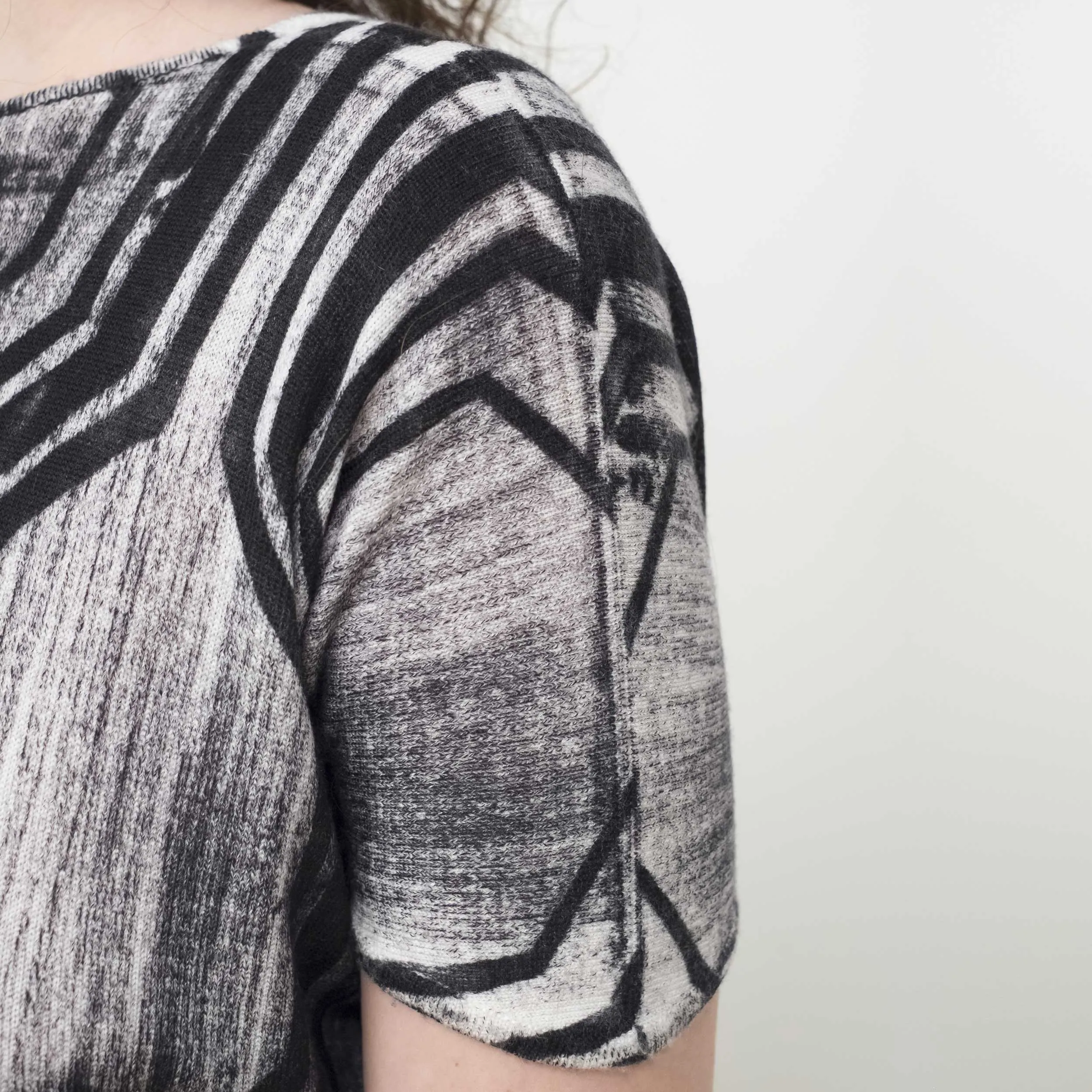 Maglia in Cashmere e Seta Scollo a V Profondo Geometric