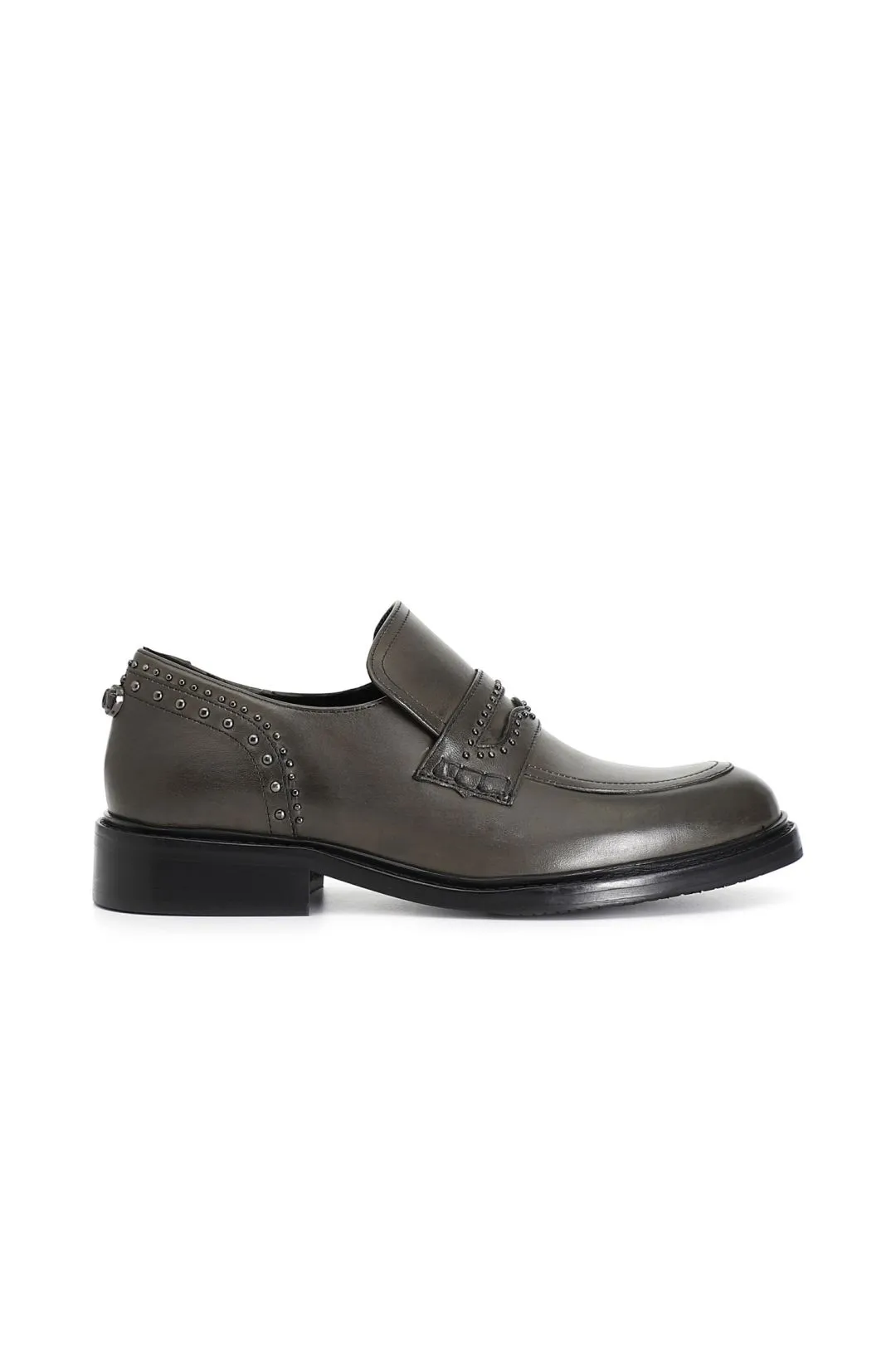 mocassino in pelle con borchie grigio