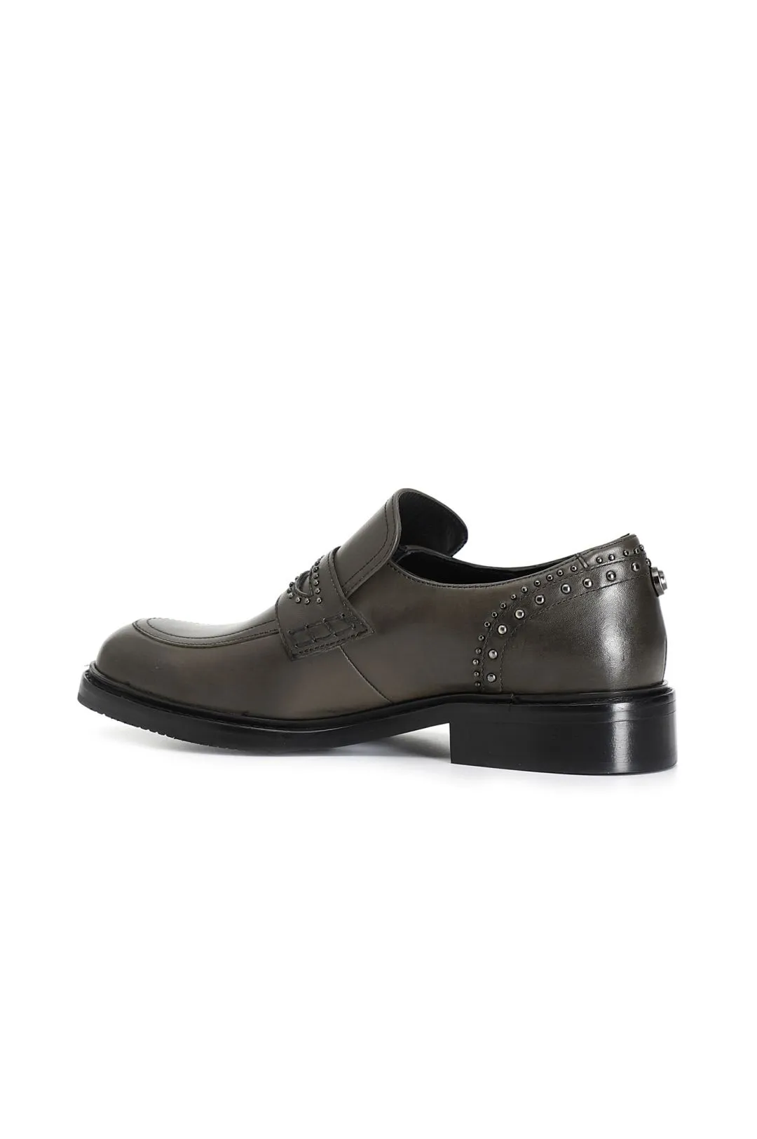mocassino in pelle con borchie grigio