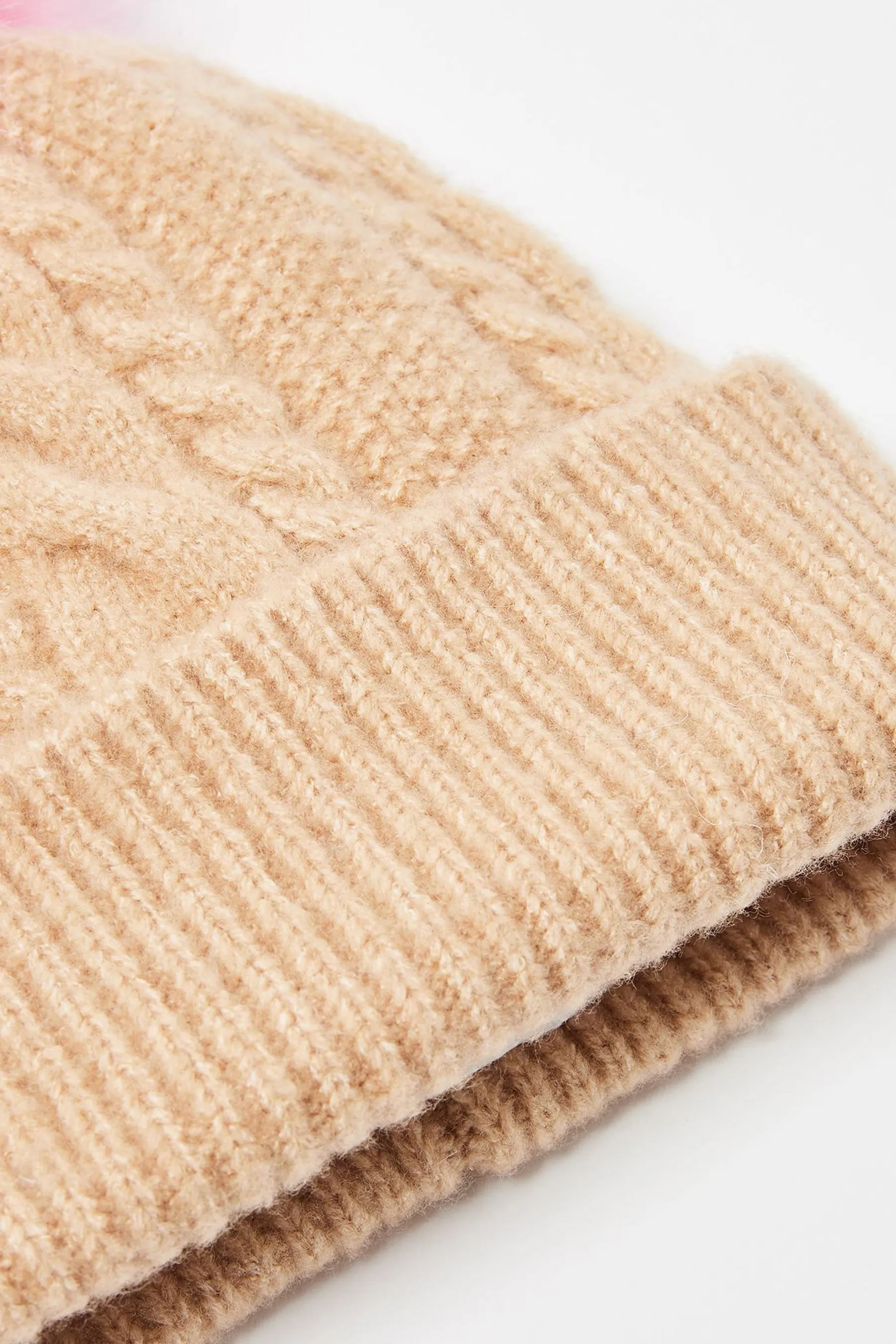 Oliver Bonas - Cappello con pompon lavorato a trecce