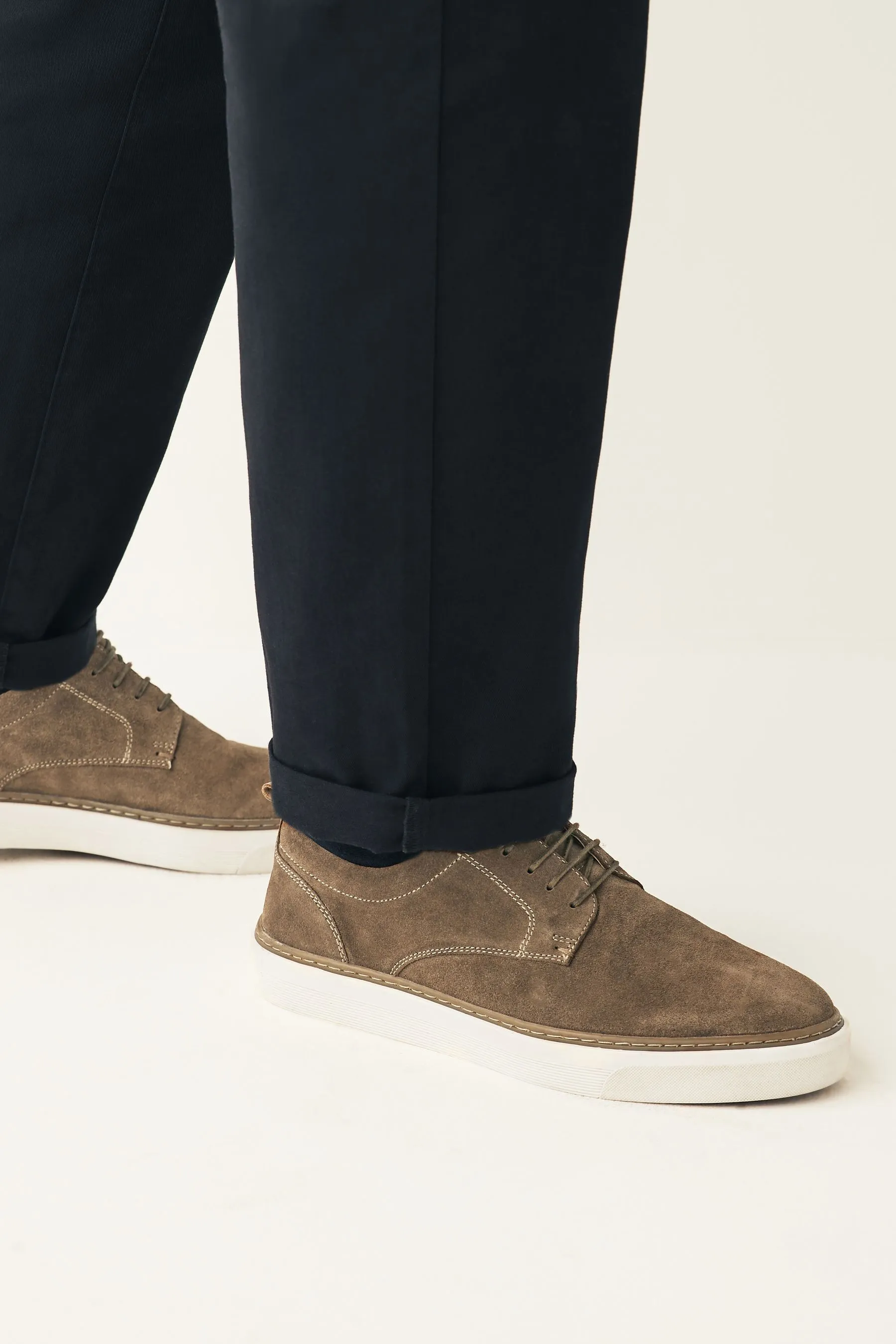 Scarpe derby scamosciata con suola sagomata    