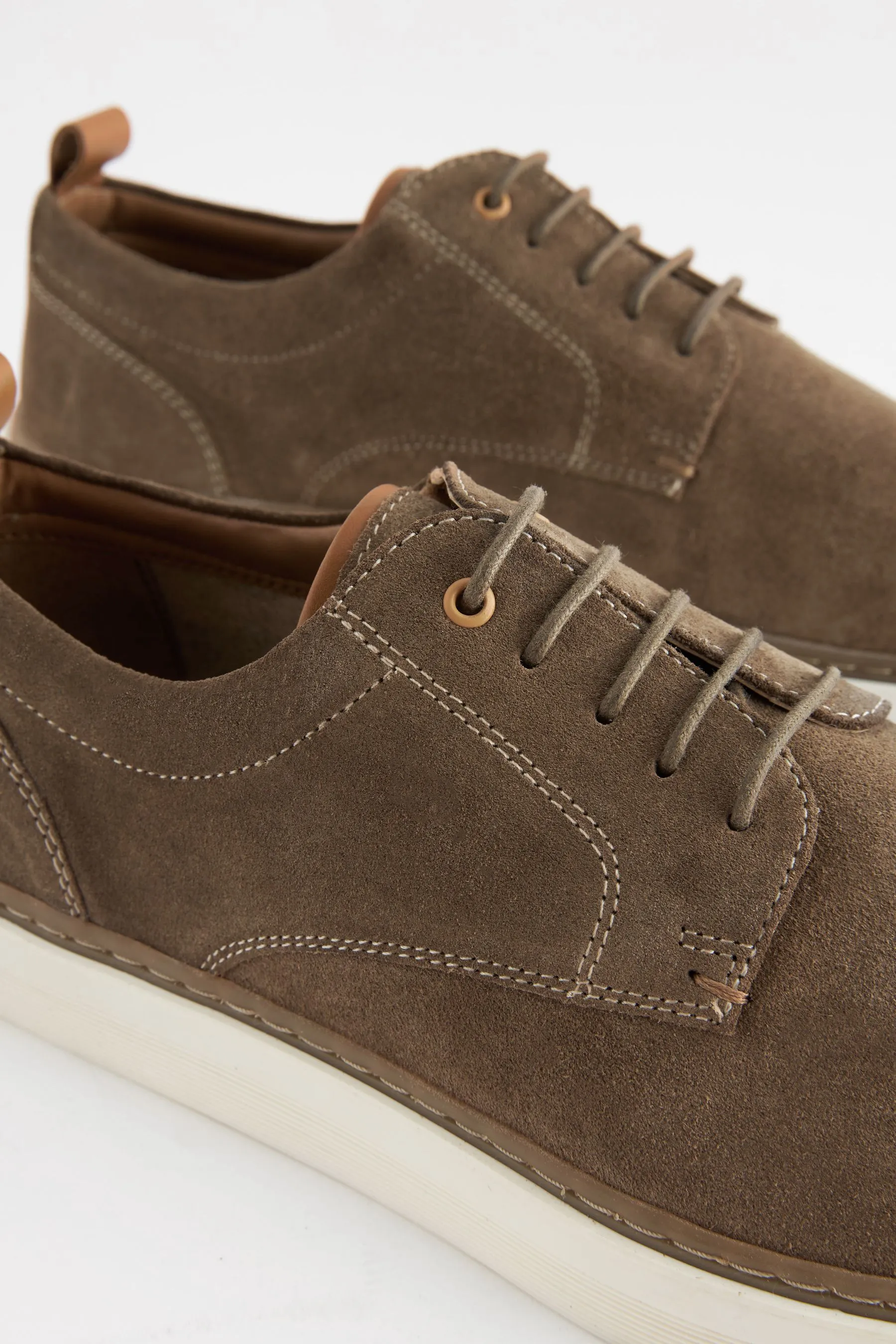 Scarpe derby scamosciata con suola sagomata    