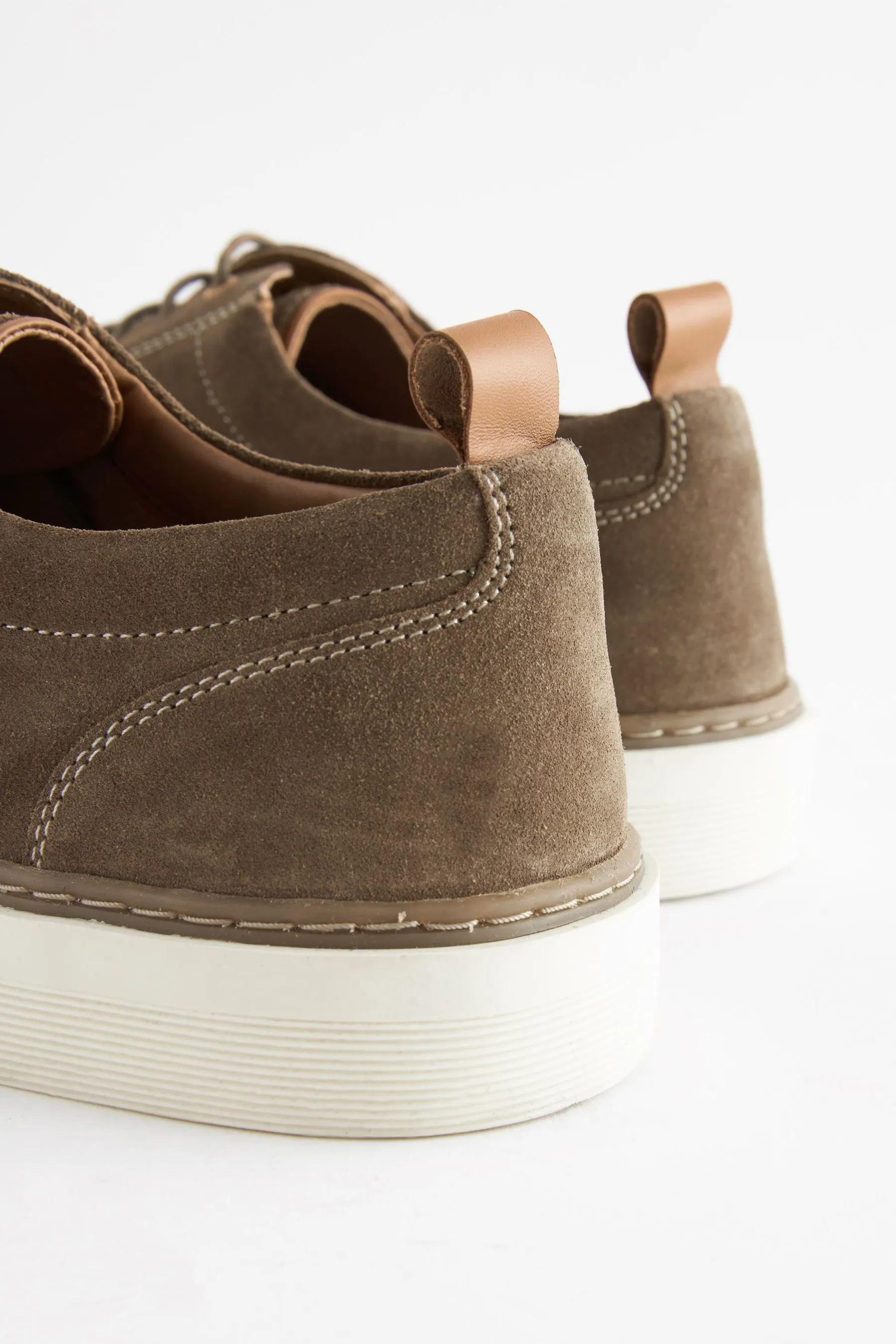 Scarpe derby scamosciata con suola sagomata    