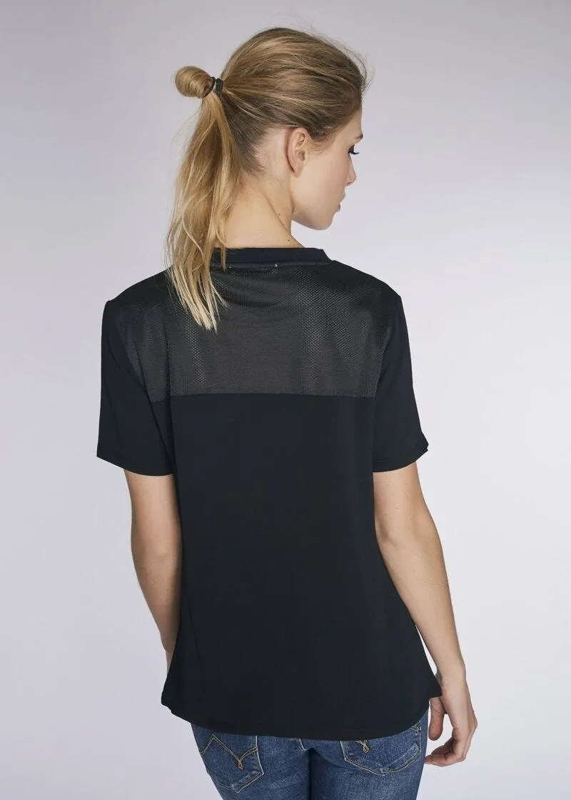 T-shirt in tessuto tecnico con borchie