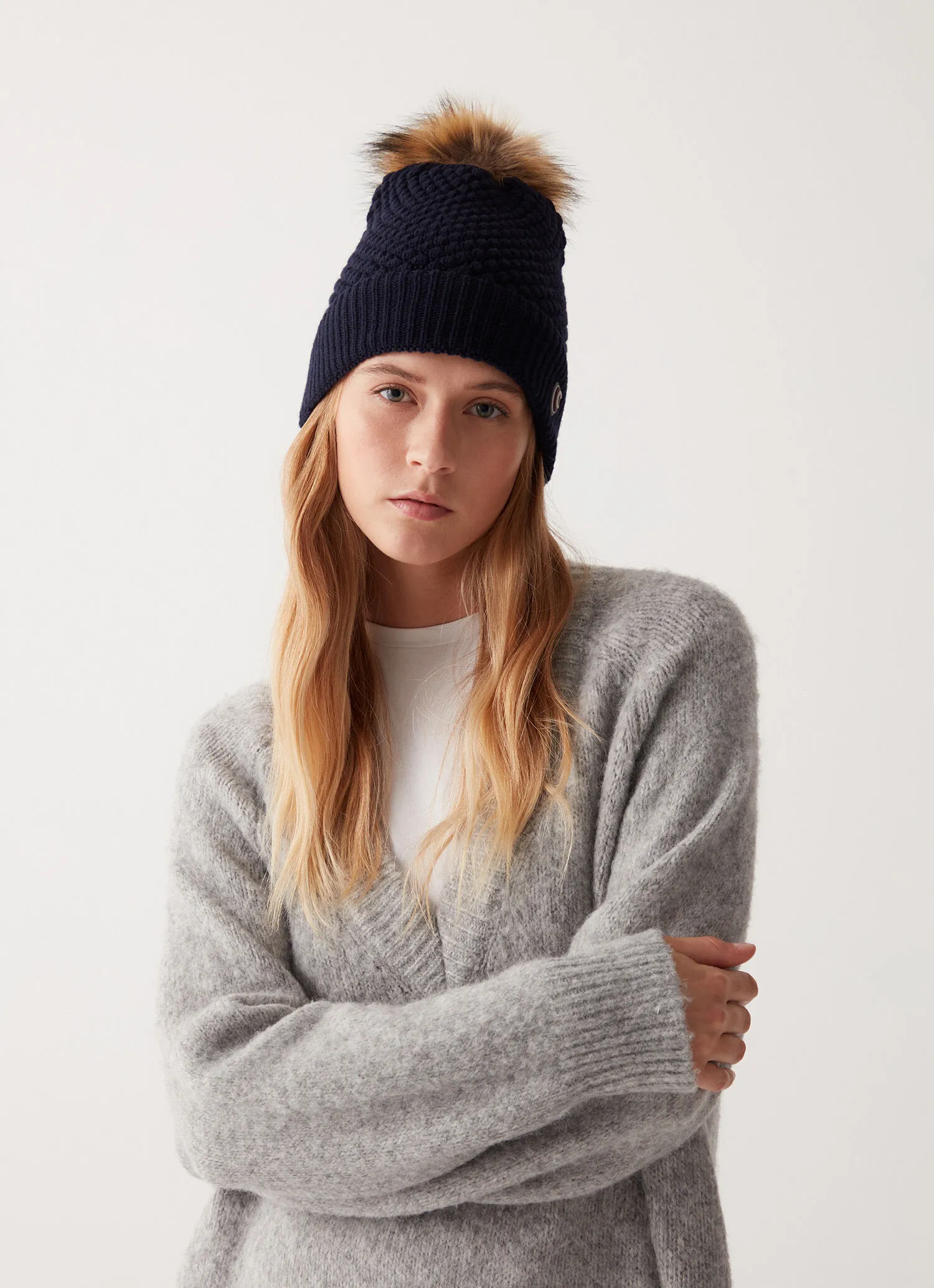 Women's hat with rice grain knit stitch
